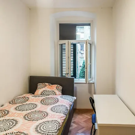Apartman 4 Bedroom Awesome In *