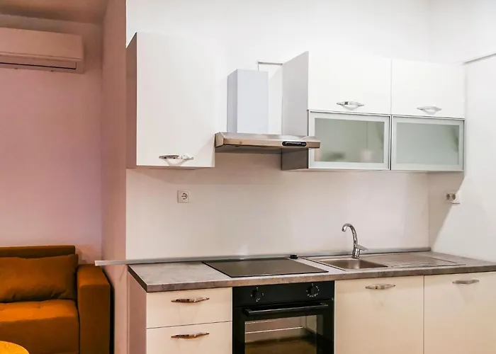 Apartament 4 Bedroom Awesome In *