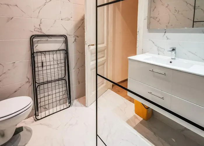 4 Bedroom Awesome In Apartament